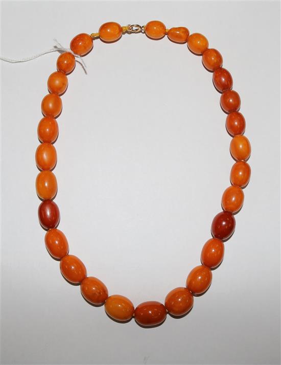 A single strand amber bead necklace, gross 53 grams, 46cm.